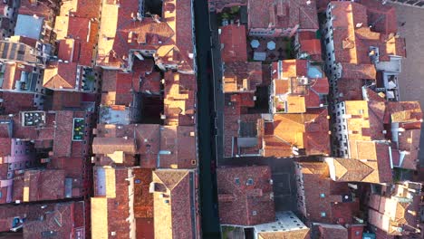 Vista-Aérea-Alejándose-Del-Canal-Y-Los-Techos-En-Un-Día-Soleado-En-Venecia-En-Italia-En-4k