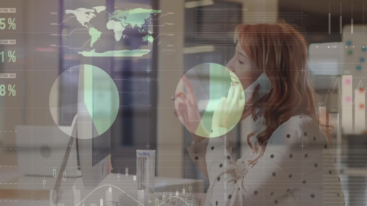 animación del procesamiento de datos sobre una mujer de negocios caucásica hablando por teléfono