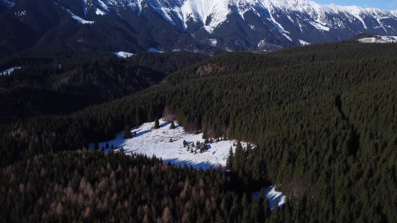 invierno sobre un chalet en las montañas de piatra craiului en rumania