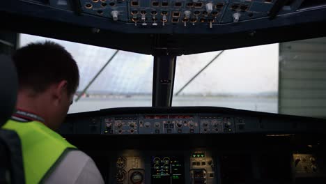 vista de la cabina del avión durante la preparación previa al vuelo