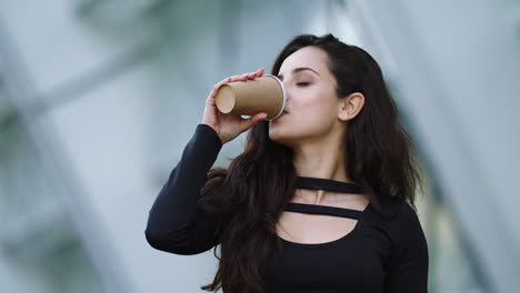 Portrait-of-businesswoman-drinking-take-away-coffee