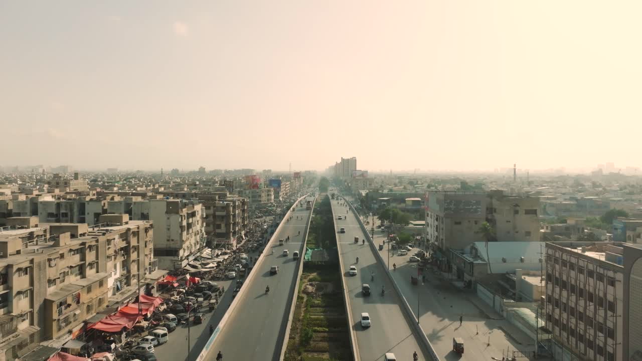 vista aérea sobre la carretera de shahrah-e-pakistán en karachi