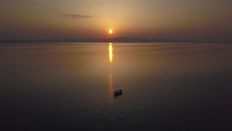 Sonnenuntergang-Im-Mittelmeer-Von-Einer-Drohne-Aus,-Die-Griechische-Inseln-Und-Das-Ägäische-Meer-Neben-Chalkidiki-Im-Sommer-Mit-Dem-Boot-Einfängt