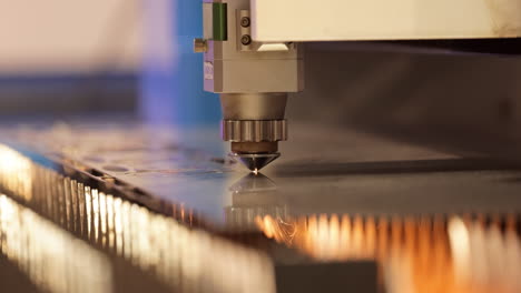corte láser cnc de metal, tecnología industrial moderna.