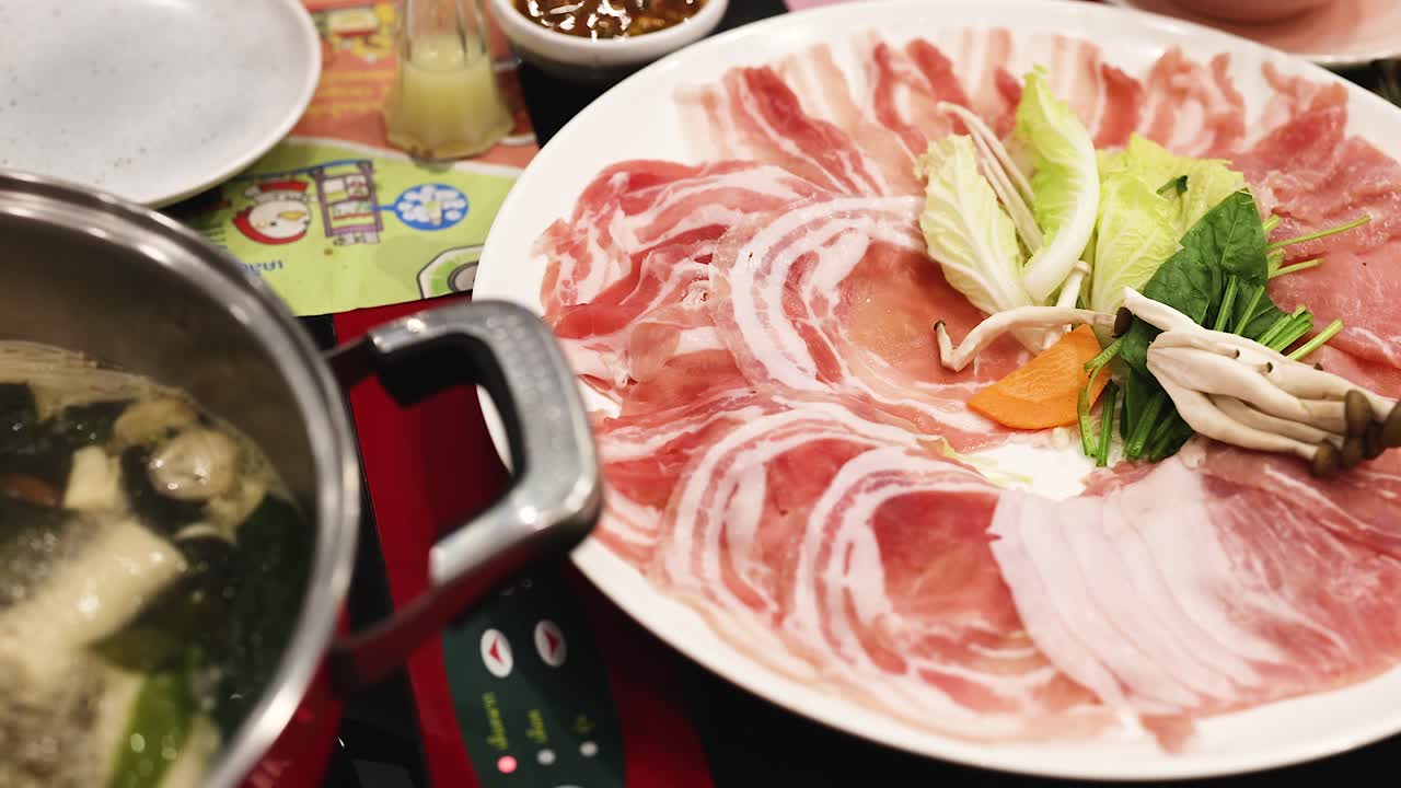 핫 을 위한 돼지고기 와 채소 를 배열 하는