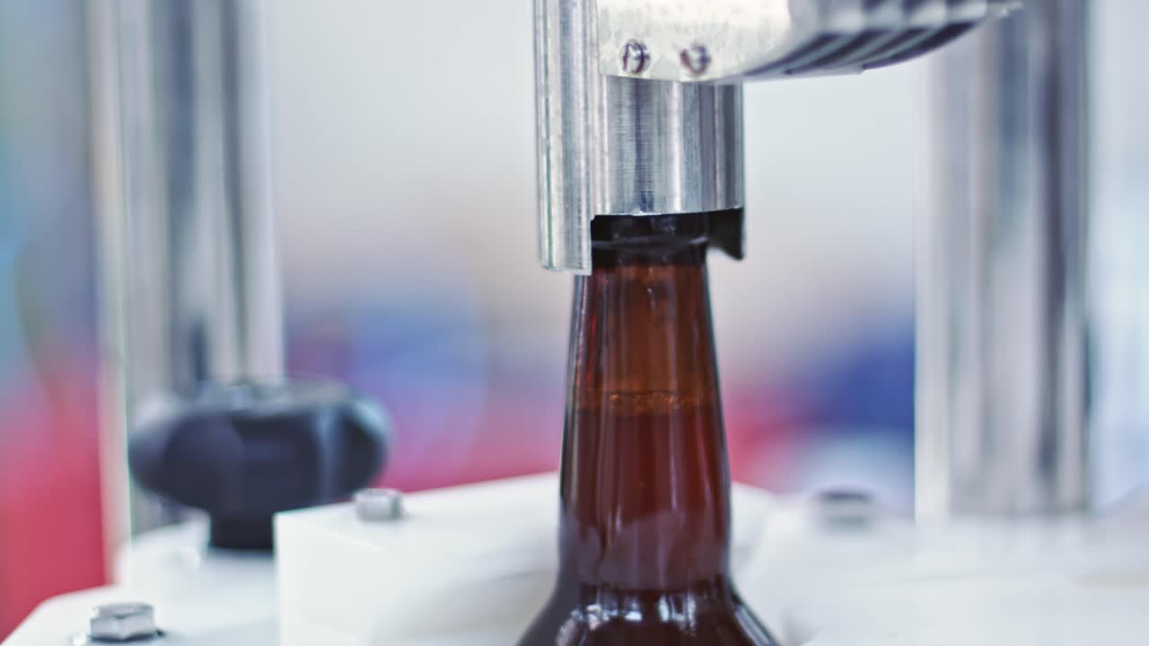 línea de botellas de fábrica de cerveza.