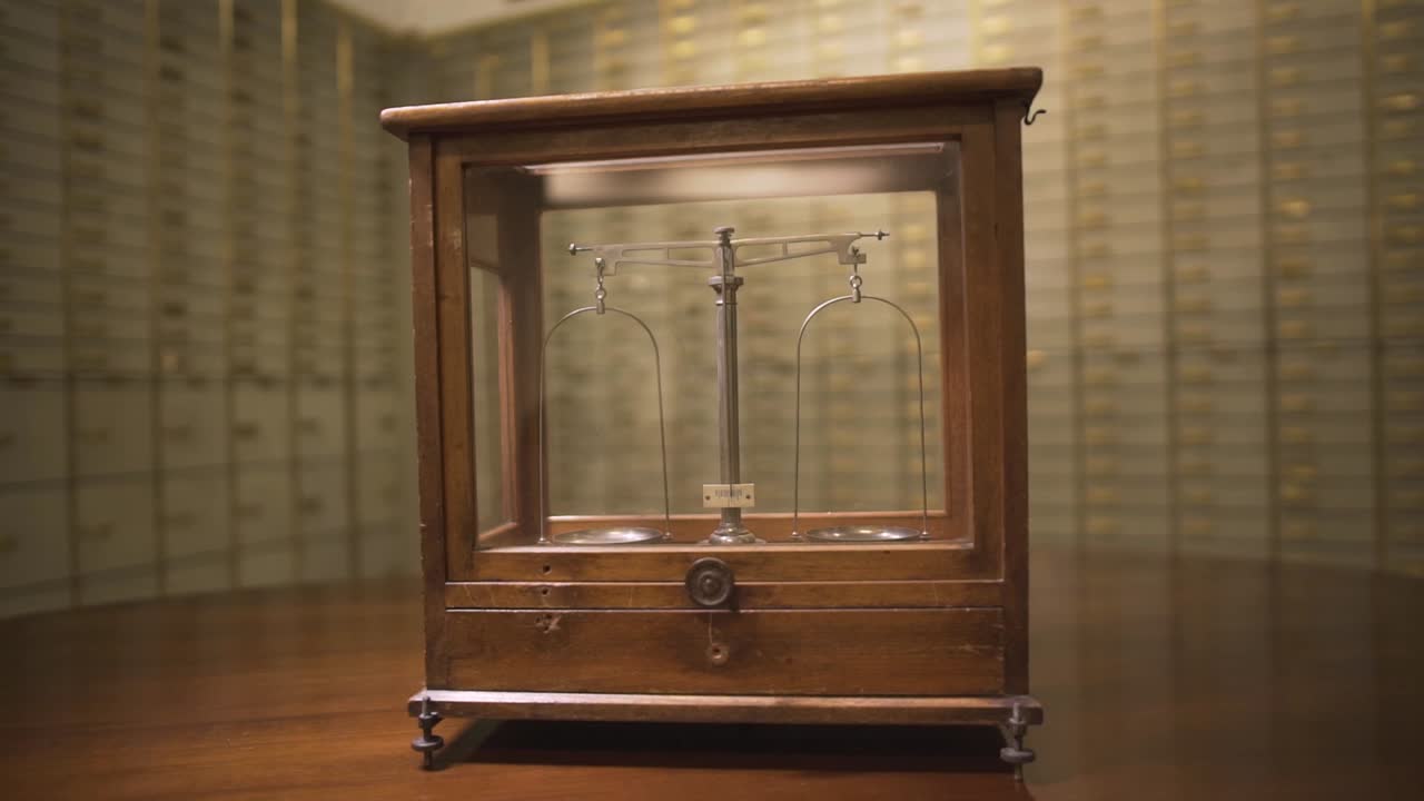 보호 상자 7의 빈티지 올드 골드 스케일