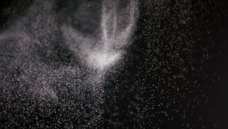 검은 바탕에 분리 된 파우더