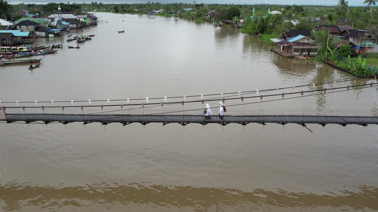 마르타푸라 강 (martapura river) - 다리를 가로질러 는 사람들, 아침에 배를 타고 강을 가로지르는 자르마신의 랜드마크