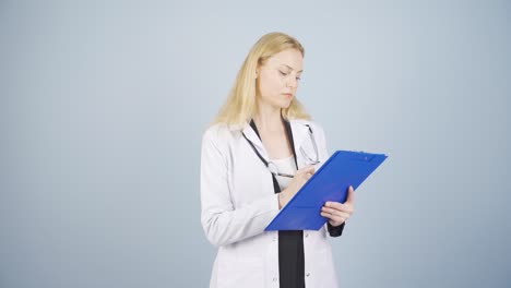 el médico que examina el papeleo es considerado.