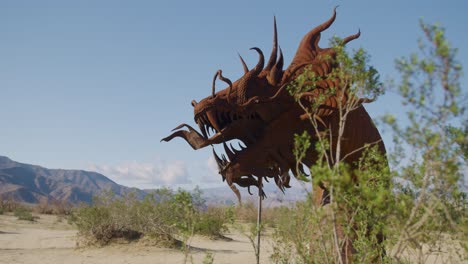 Langsame,-Halb-Umlaufende-Aufnahme-Einer-Drachenskulptur-Im-Sand-Von-Anza-Borrego-In-Kalifornien-An-Einem-Sonnigen-Tag