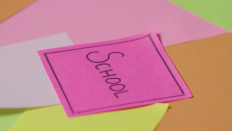 concepto educativo de notas adhesivas giratorias con la escuela escrita en la nota superior 2