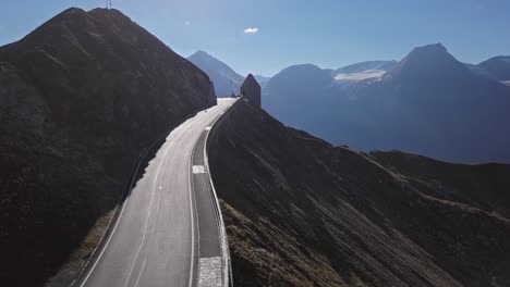 오스트리아의 그로스글로크너 경치 높은 알파인 로드 (grossglockner scenic high alpine road) 에 있는 푸셔 토르 패스 (fuscher torr pass) 의 항공상