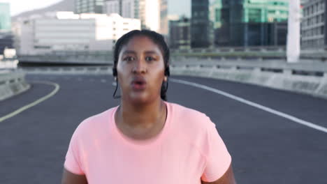 fitness, ciudad y mujer negra corriendo por la carretera