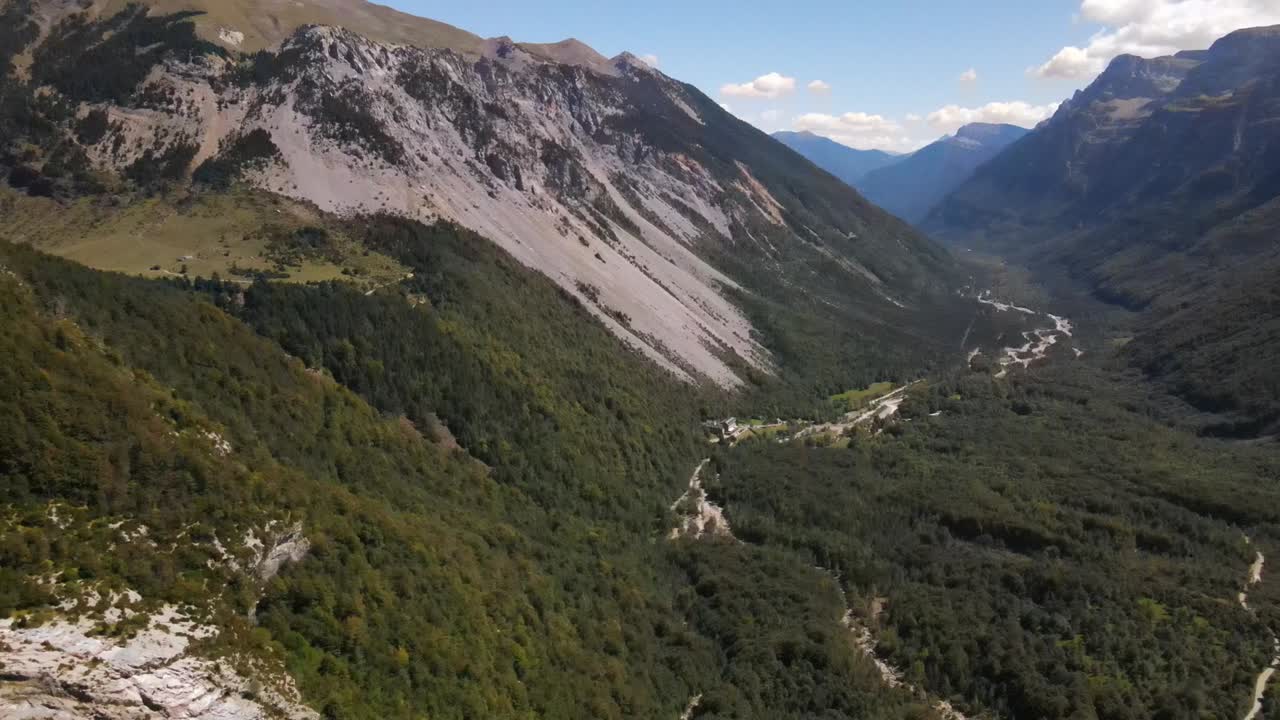 vistas aéreas de una cordillera con un valle en los pirineos españoles, cerca de huesca