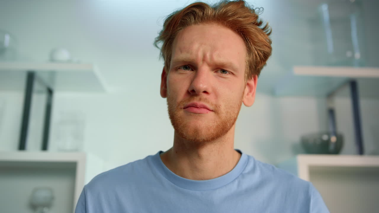 hombre emocionado hablando reunión virtual de cerca. orador motivacional impresionado