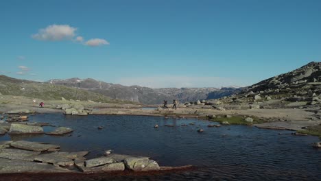 2-Excursionistas-En-Troltunga-Noruega-Durante-El-Verano