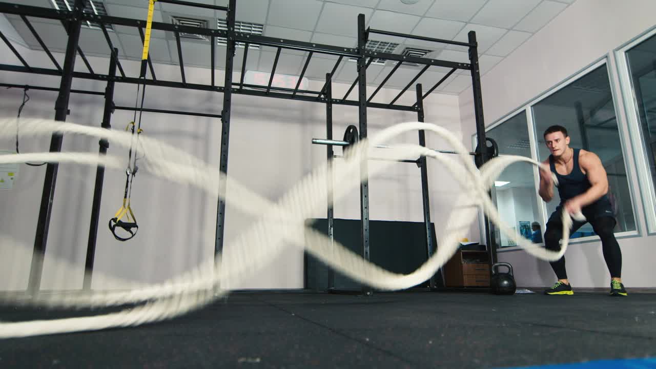 atleta hace ejercicios en el gimnasio 4