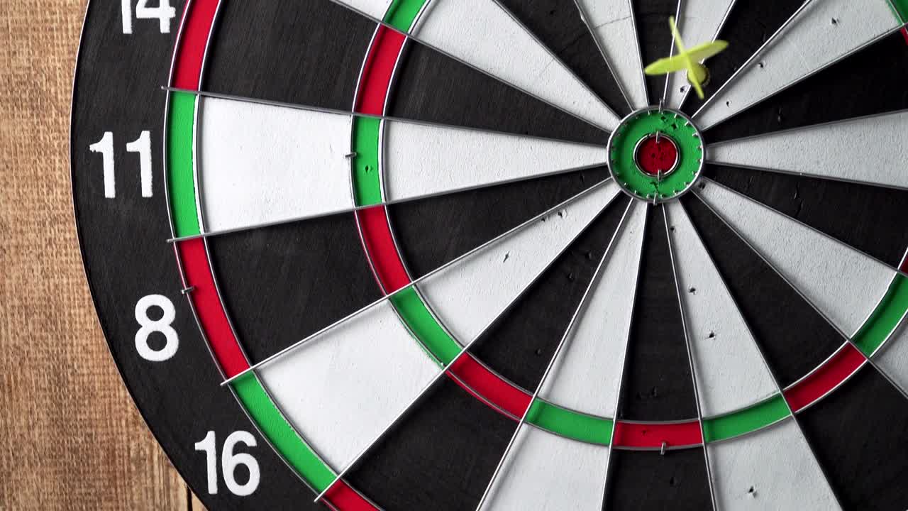 다트 게임: 타을 향해 다트를 던지는 게임