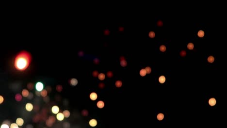 fuegos artificiales borrosos reales con colorida luz bokeh brillante en la escena del cielo nocturno negro