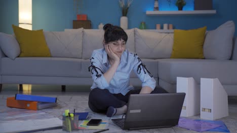 la mujer que trabaja en una oficina en casa no quiere trabajar.