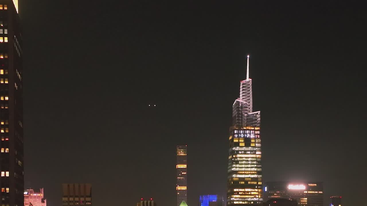 Moderne facciate in vetro dei grattacieli di Midtown di notte
