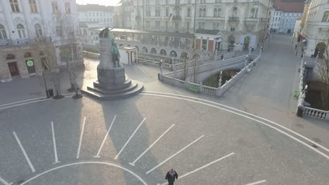 Luftaufnahme-Von-Tromostovje,-Dreifachbrücke-Von-Ljubljana-Am-Fluss-Ljubljanica,-Zentrum-Der-Stadt