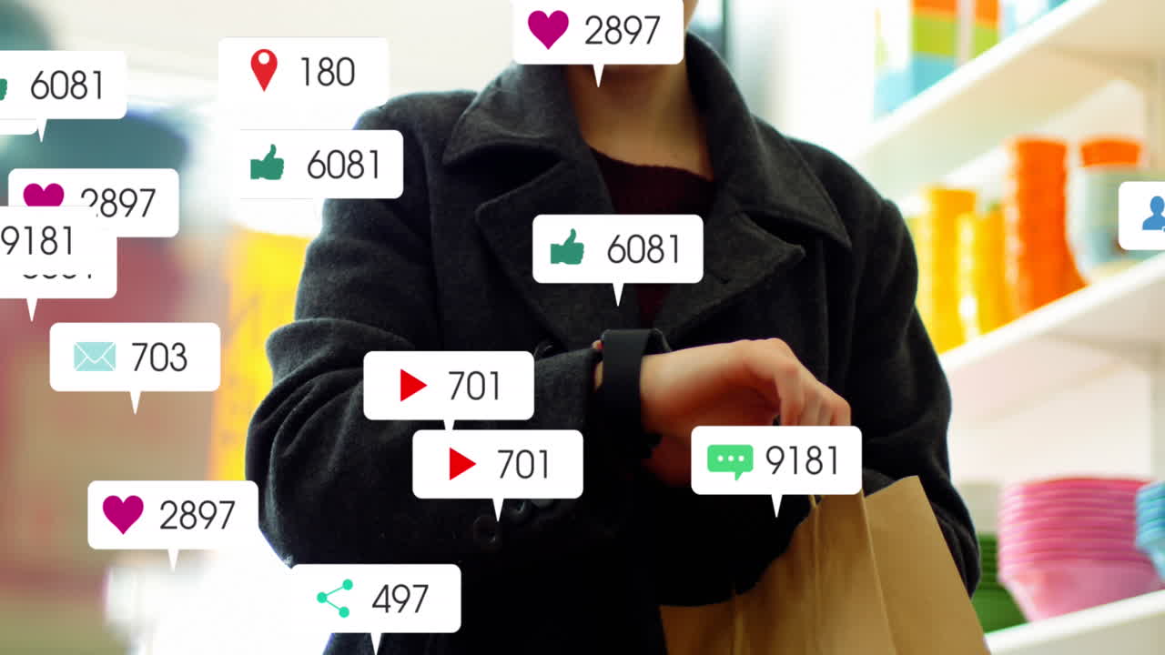 백인 여성이 식료품 가게에서 스마트 워치에서 스크롤하는 알림 바의 애니메이션