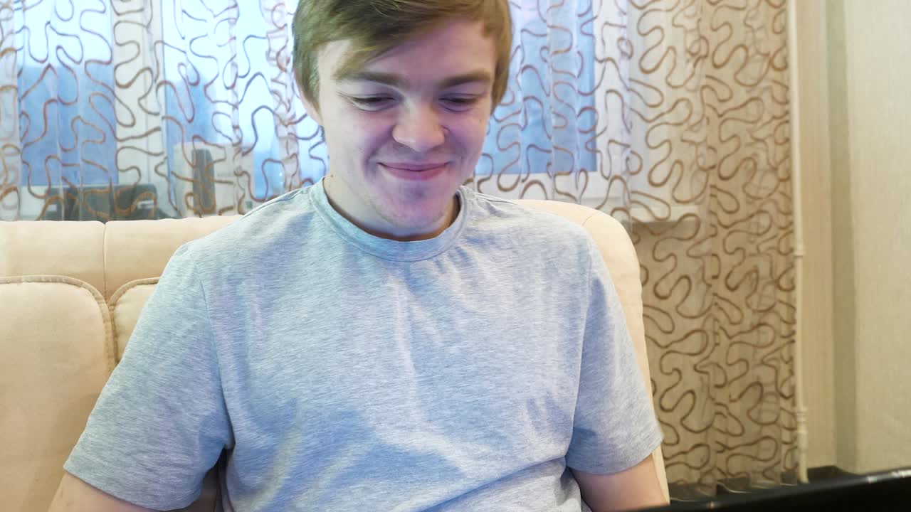 adolescente usando una computadora portátil en el sofá