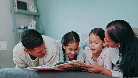 Madre,-Padre-Y-Niños-Felices-Leyendo-Libros