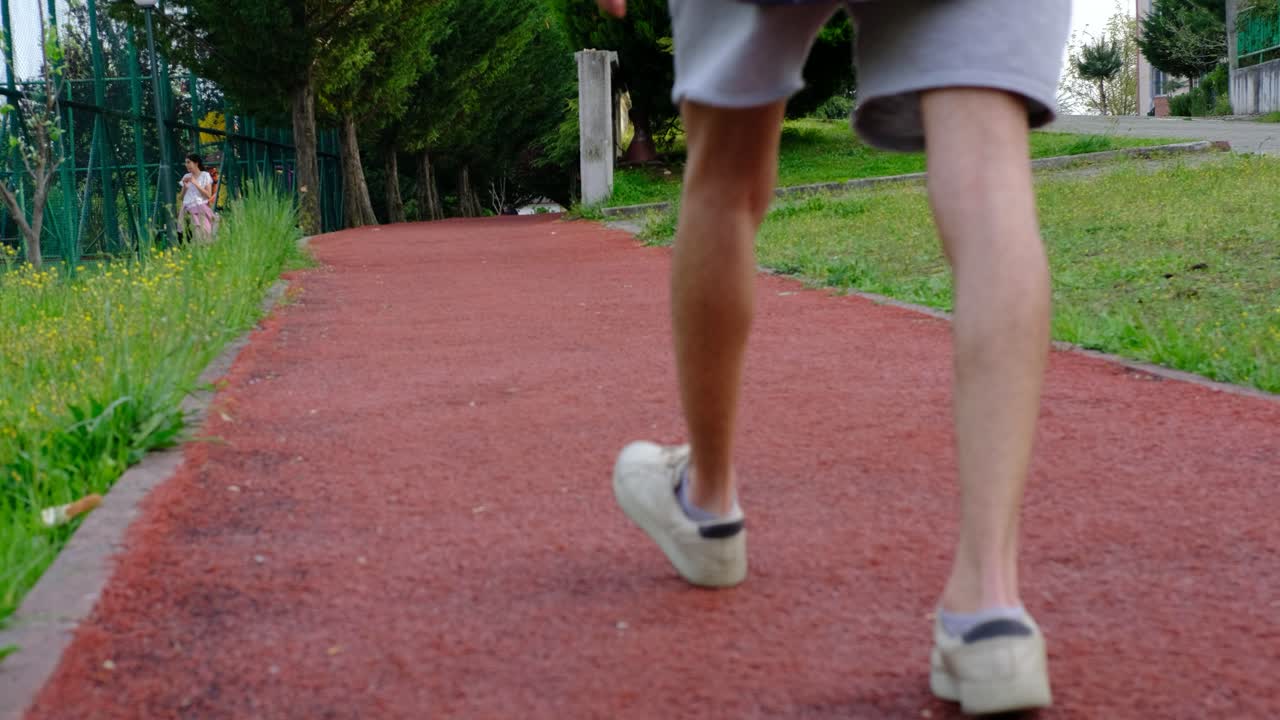 3명의 남자가 걸어다니는 공원