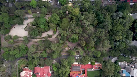 tome una toma de dron del parque polanco en la ciudad de méxico