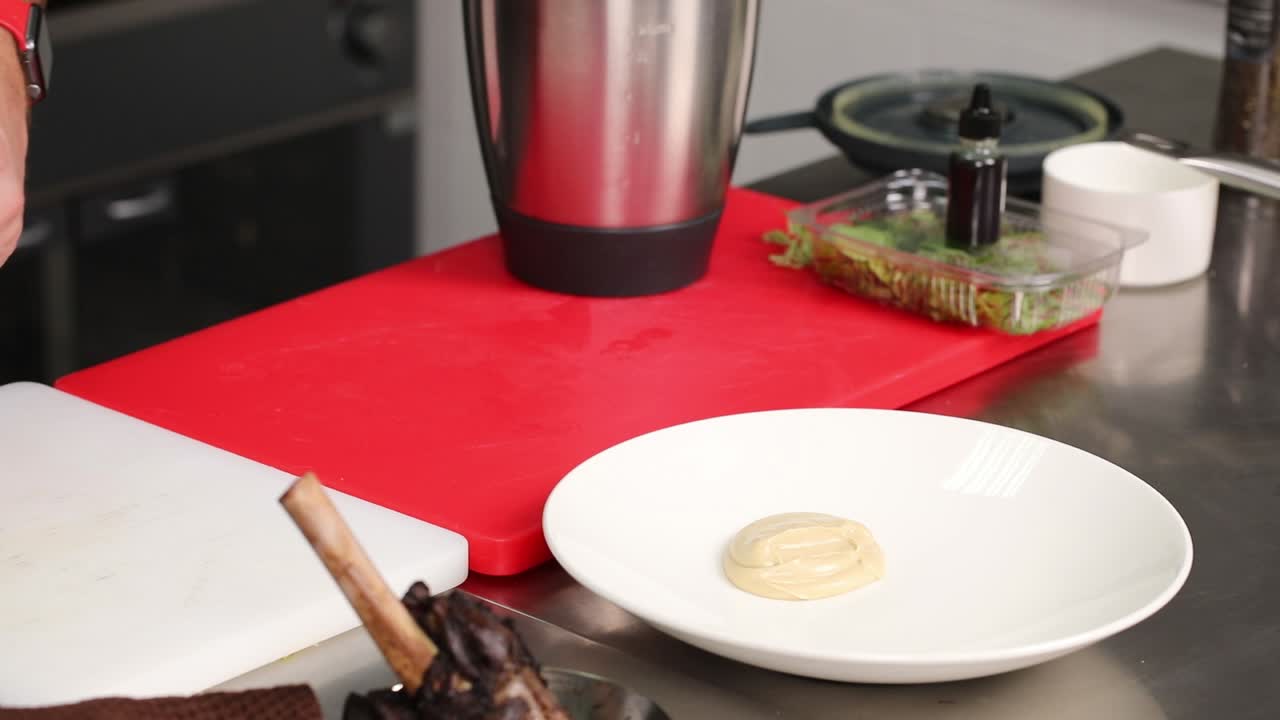 chef preparando un plato gourmet