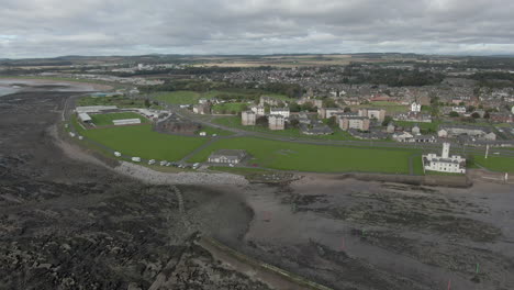 Una-Vista-Aérea-Del-Parque,-El-Club-De-Fútbol-Y-La-Ciudad-De-Arbroath-Inchcape