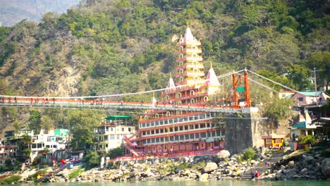 ram jhula este largo y famoso puente colgante peatonal que cruza el río ganges ofrece vistas panorámicas