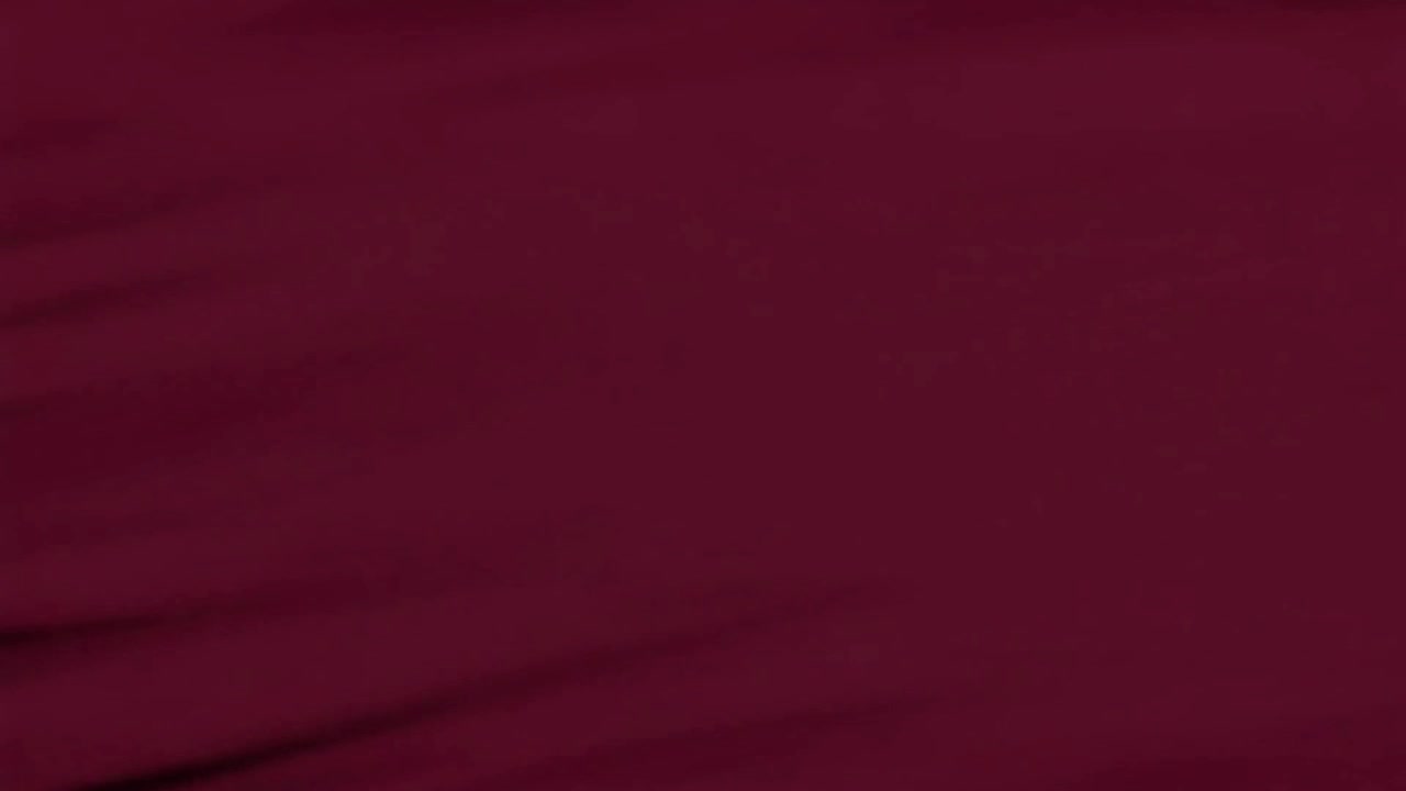 Sfondo astratto di tessuto rosso scuro che ondeggia al vento