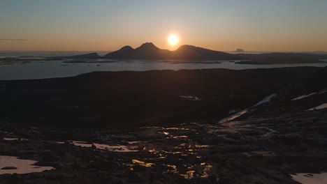 Impresionante-Vista-Del-Atardecer-Desde-La-Cima-De-Las-Montañas-De-Syv-Søstre,-Sandnessjøen