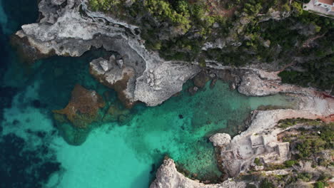 Es-Caló-Des-Macs-–-Kleiner-Strand-Zwischen-Klippen-Mit-Türkisfarbenem-Wasser-Auf-Den-Balearen,-Spanien