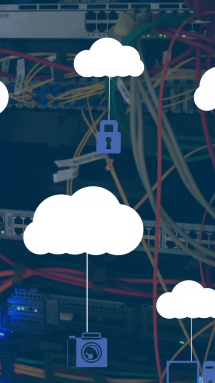 Animazione di icone cloud con icone multimediali su sala server