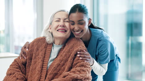cuidador, abrazo y mujer mayor en silla de ruedas