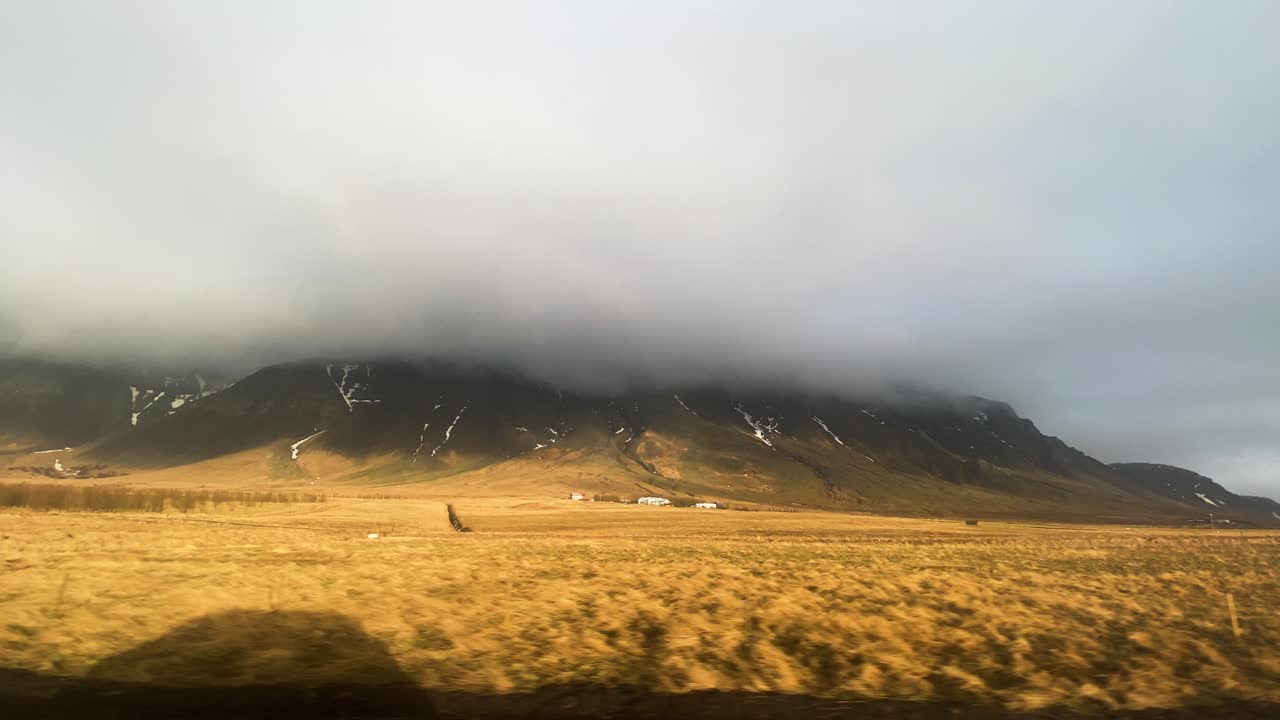 cordillera cubierta de nubes, vista desde la carretera de hringvegur en reykjavíkurborg, islandia