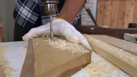 carpintero que trabaja en artesanías de madera en el taller