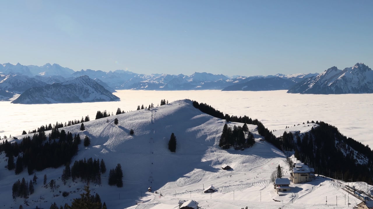 Piste da sci su una cima di montagna nelle Alpi svizzere, inquadratura di stabilimento.