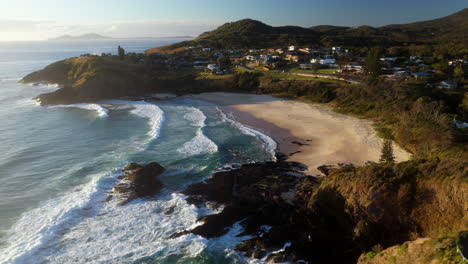 filmische drohnenaufnahme der stadt scotts head beach in australien