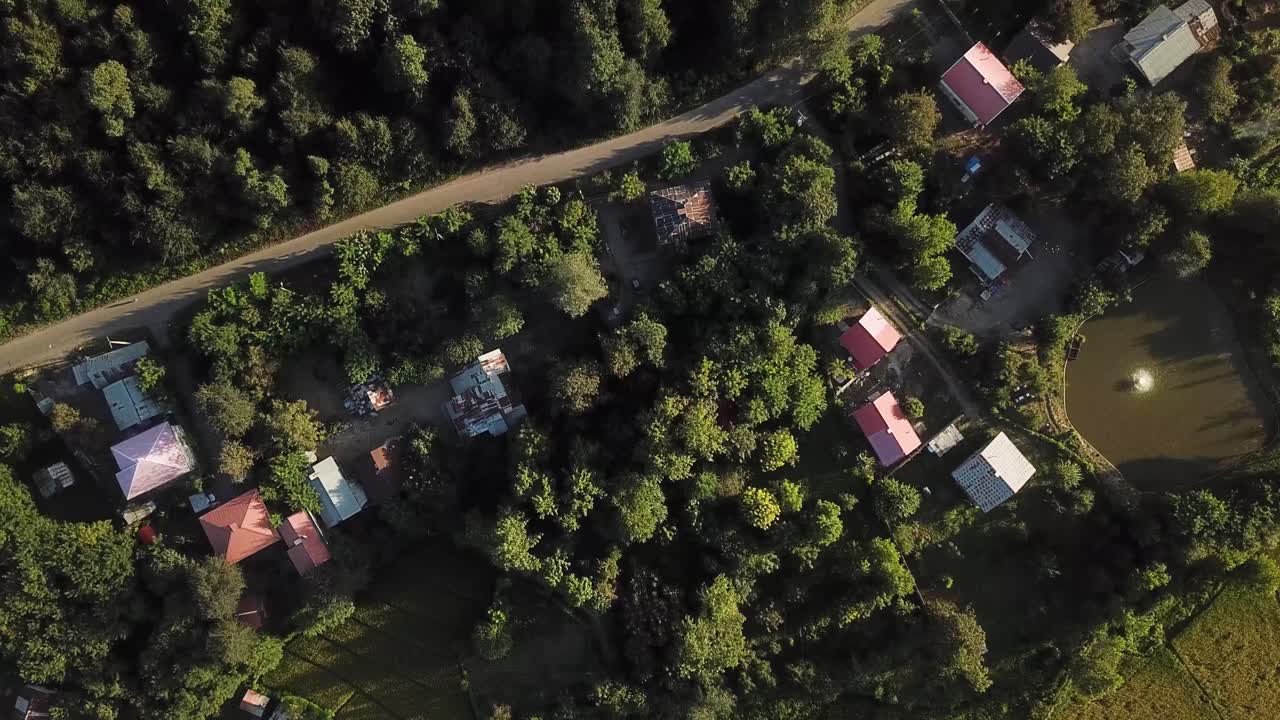 aterrizaje disparado desde el paisaje de la naturaleza en el campo del bosque clima montaña casa vieja tradicional gente nómada local vida en iran gilan rasht aldea rural arroz paddy granja campo agricultura tierra