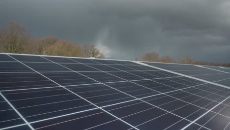 Lapso-De-Tiempo-De-Nubes-Sobre-Paneles-Solares,-Energía-Sostenible-Renovable