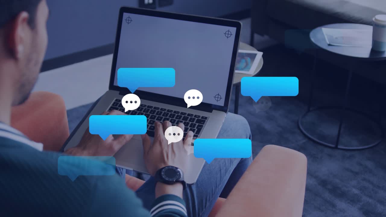 Uomo che si sistema su una poltrona arancione, apre il laptop e digita, generando bolle di chat tecnologiche che svaniscono