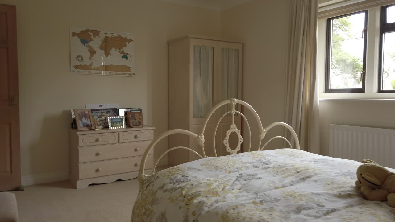 panorámica de izquierda a derecha de un dormitorio de aspecto moderno en una casa rural.