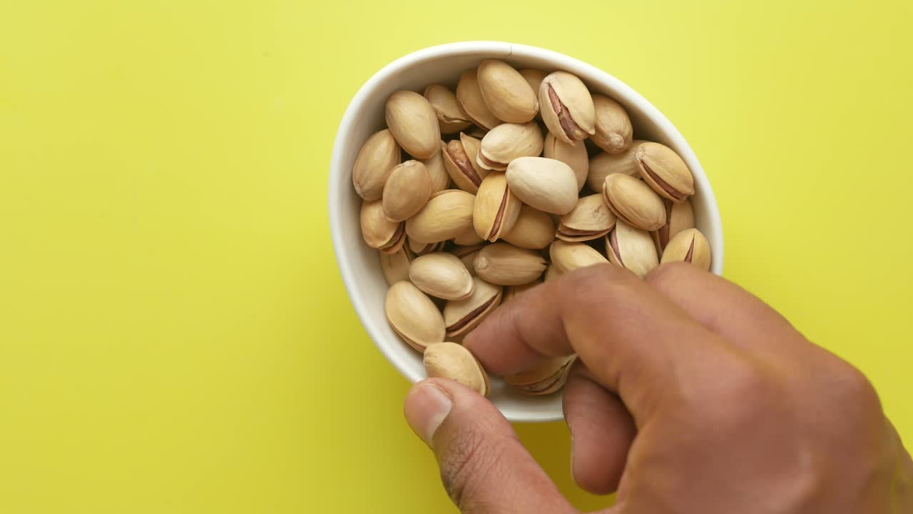 pistachos en un cuenco