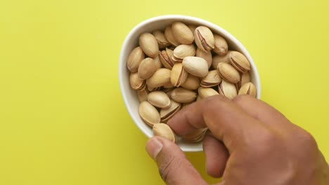 pistachos en un cuenco